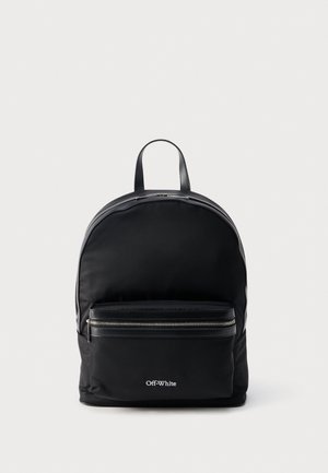 Sac à dos noir Off-White avec poche avant zippée, tirettes de fermeture éclair en cuir et poignée supérieure sur fond gris neutre.