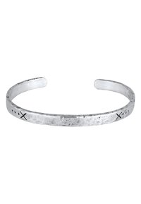 Silverfärgad manschettarmband med en texturerad yta, med ingraverade prickar och kors längs bandet, öppen design i båda ändar.