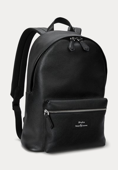 Zaino in pelle nera con tasca frontale con cerniera e patch con logo, spallacci imbottiti e doppia chiusura con cerniera sul compartimento principale.