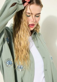 Studio Untold EYE EMBROIDERY BUTTON FRONT  - Blusa - green thistle