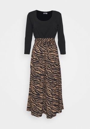 Sort top med lange ærmer kombineret med et højtaljet, brunt og sort zebra-print midi-nederdel.