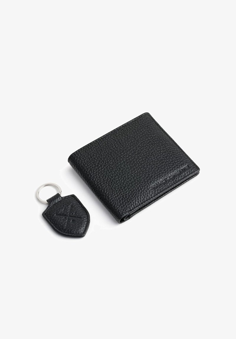 Czarny skórzany portfel o ziarnistej fakturze, złożony w kształcie, z tłoczonym logo marki, w komplecie z pasującym breloczkiem.