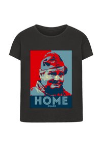 Schwarzes T-Shirt mit einem grafischen Design eines Männergesichts mit einem Hut, vor einem roten und blauen Hintergrund, mit dem Text "HOME GUARD."