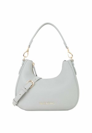 Sac à main en cuir gris grainé avec un design courbé, des éléments métalliques dorés et une bandoulière détachable. Présente un logo embossé à l'avant.