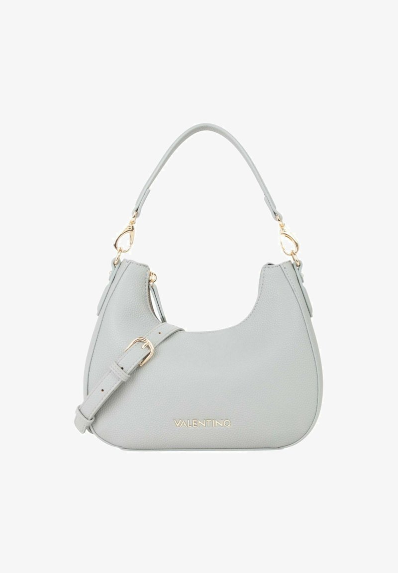 Sac à main en cuir gris grainé avec un design courbé, des éléments métalliques dorés et une bandoulière détachable. Présente un logo embossé à l'avant.