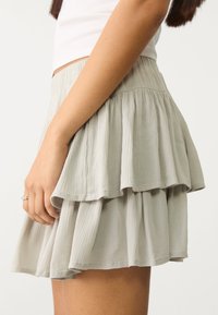 Stradivarius Skladaná sukňa - light grey