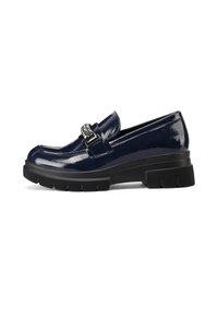 Mocassini in pelle verniciata blu navy con suola nera spessa, caratterizzati da un dettaglio in fibbia argentata sulla cinghia e un design a punta arrotondata.