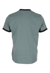 T-shirt azzurro chiaro con maniche corte, colletto e bordi delle maniche in costina blu navy. Realizzato in morbido cotone liscio. Presenta un design semplice e uniforme.