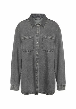 Grå denimskjorte med spids krave, lange ærmer, to brystlommer og knappelukning, med en let falmet tekstur.