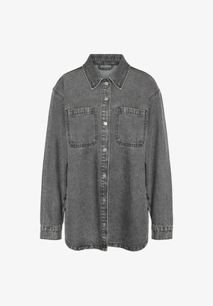 Grå denimskjorte med spids krave, lange ærmer, to brystlommer og knappelukning, med en let falmet tekstur.