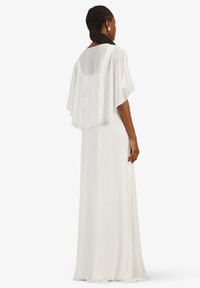 Langes weißes Kleid mit einem fließenden, geschichteten Kapuzenärmeldesign und glatter Textur, das eine einfache Silhouette und einen eleganten Fall aufweist.