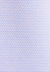 Gros plan sur un tissu bleu clair avec un motif diagonal tissé texturé créant de petits carrés en relief sur toute la surface.