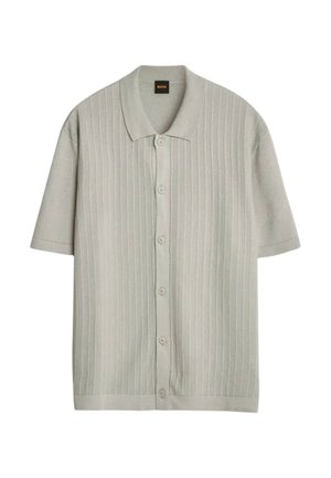 Chemise gris clair à manches courtes avec boutons, texture côtelée verticale et col souple, étiquetée de la marque Boss à l’intérieur de l’encolure.