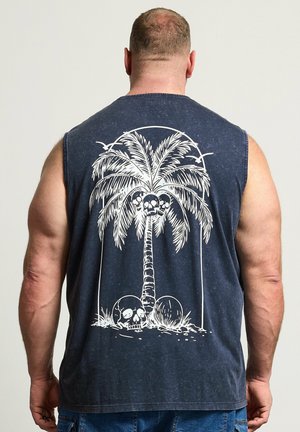 Mann von hinten zu sehen, der ein ärmelloses marineblaues Shirt mit einem weißen Motiv einer Palme und Totenköpfen auf dem Rücken trägt.