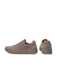 Graue Wildleder-Sneaker mit runder Spitze, Schnürdesign, gepolstertem Kragen und strukturiertem Gummi-Außensohle. Kleine orangefarbene Akzente an den Seiten.