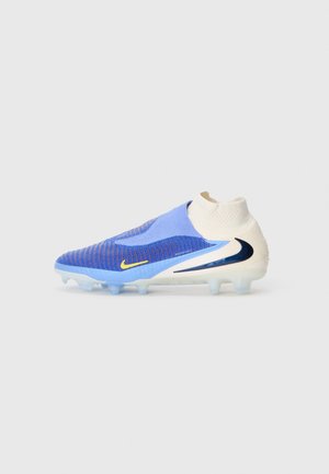 Crampon de soccer Nike bleu et blanc avec une tige haute, logos en forme de swoosh jaune et noir, et semelle à crampons translucide sur fond blanc.
