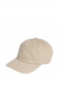 Gorra de béisbol Adidas beige con visera curvada y logotipo bordado en el panel frontal, mostrada sobre un fondo blanco.