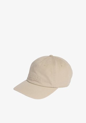 Beżowa czapka baseballowa Adidas z zakrzywionym daszkiem i haftowanym logo na przedniej części, prezentowana na białym tle.