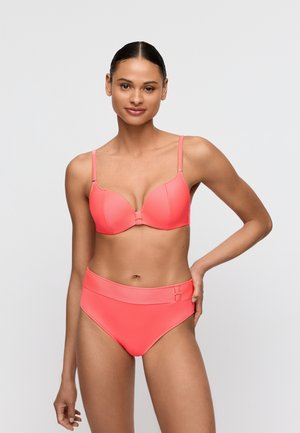 Koraalroze bikiniset met een geribbelde structuur. Het topje heeft dunne bandjes en een sluiting in het midden, terwijl de hoge taille van de broekjes een bijpassend detail heeft.