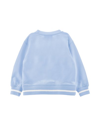 Világoskék pulóver bordázott mandzsettákkal és szegéllyel, a mandzsettákon és a szegélynél két fehér vízszintes csíkkal, hátulról laposan elhelyezve.