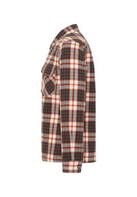 Kariertes Hemd mit einem Button-Down-Kragen, das in Tönen von Braun, Weiß und Rot gehalten ist. Es hat zwei Brusttaschen und einen geraden Saum.