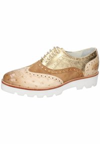 Chaussure en cuir marron et doré avec une tige texturée, bout rond et semelle en caoutchouc blanche. Présente des motifs perforés et des lacets.