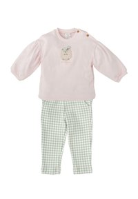 Sweatshirt rose clair avec des manches bouffantes et des accents de boutons, présentant un design animal ; associé à un pantalon vichy vert et blanc.