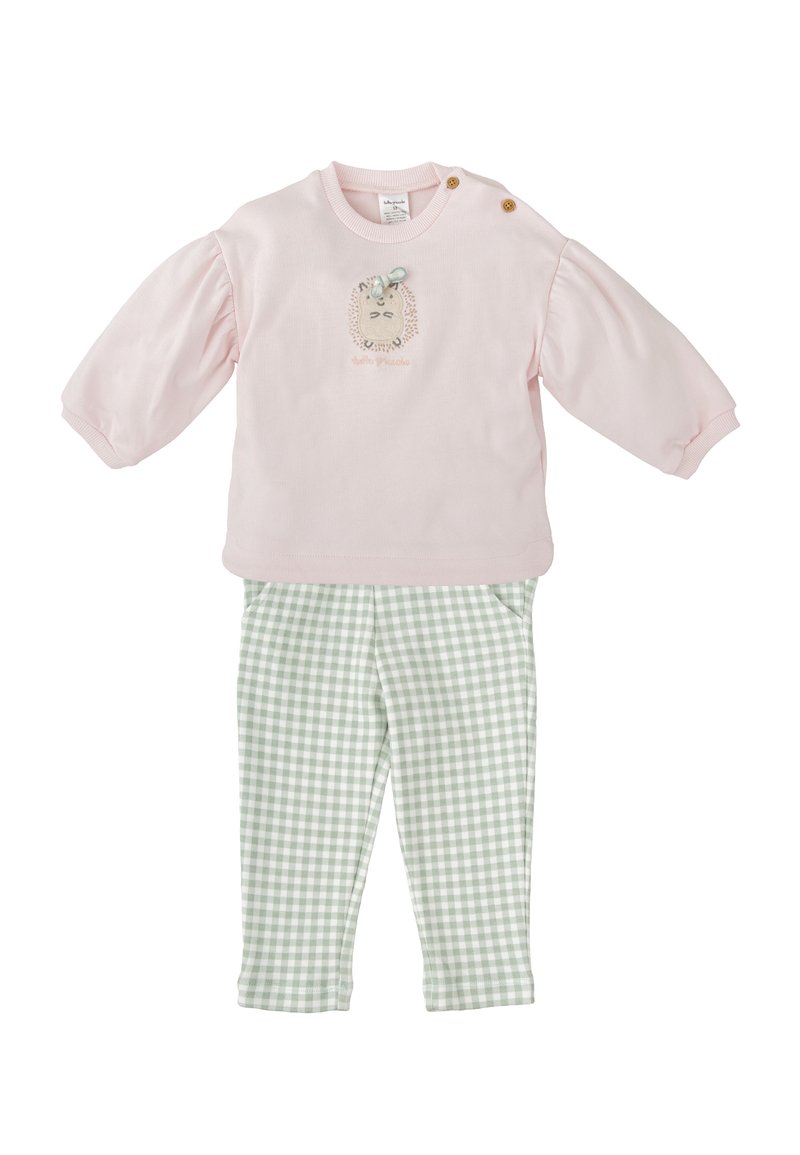 Sweatshirt rose clair avec des manches bouffantes et des accents de boutons, présentant un design animal ; associé à un pantalon vichy vert et blanc.