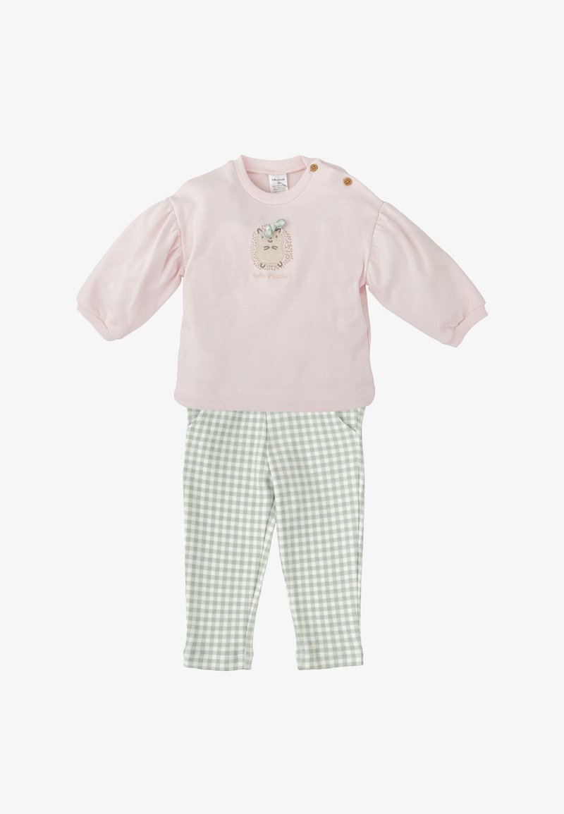 Sweatshirt rose clair avec des manches bouffantes et des accents de boutons, présentant un design animal ; associé à un pantalon vichy vert et blanc.