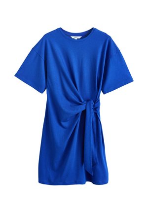 Vestido azul brillante de manga corta con cuello redondo y detalle de lazo de tela recogido en la cintura sobre un fondo blanco.