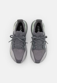 adidas Performance ULTRABOOST 5 - Løbesko til landevejen - grey four/silver metallic/grey two