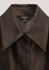 Tummanruskea satiini-paita, jossa on kärjellinen kaulus ja napitus, sileä pinta ja hienovarainen kiilto, merkki Massimo Dutti.