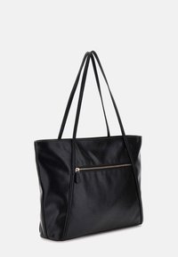 Borsa tote nera in pelle con finitura testurizzata, manici allungati e tasca frontale con zip e hardware dorato. Design aperto e spazioso.