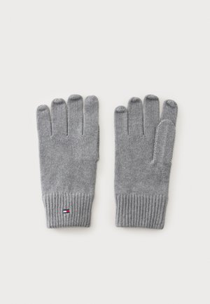 Coppia di guanti lavorati a maglia grigio chiaro con polsini a coste e piccolo logo rettangolare rosso, bianco e blu sul polsino del guanto sinistro.
