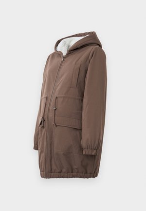 Giacca imbottita marrone con zip frontale, vita regolabile con cordino e cappuccio. Presenta due tasche anteriori e un rivestimento interno morbido e testurizzato.