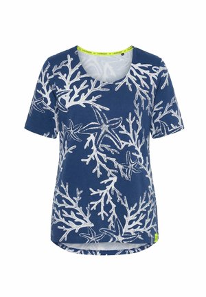 Sininen lyhythihainen paita, jossa valkoiset koralli- ja meritähdkuviot, pyöreä pääntie ja pieni neonvihreä etiketti helman kohdalla.