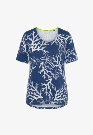 Niebieska koszula z krótkim rękawem z białymi wzorami koralowców i rozgwiazd, okrągłym dekoltem oraz małą neonowozieloną metką na brzegu.