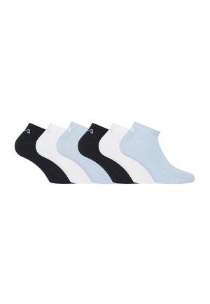 Six paires de chaussettes basses aux couleurs alternées : noir, blanc et bleu clair, disposées côte à côte sur un fond blanc uni.