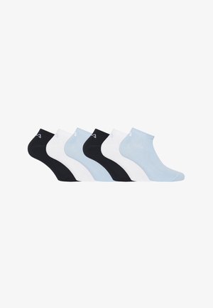 Six paires de chaussettes basses aux couleurs alternées : noir, blanc et bleu clair, disposées côte à côte sur un fond blanc uni.
