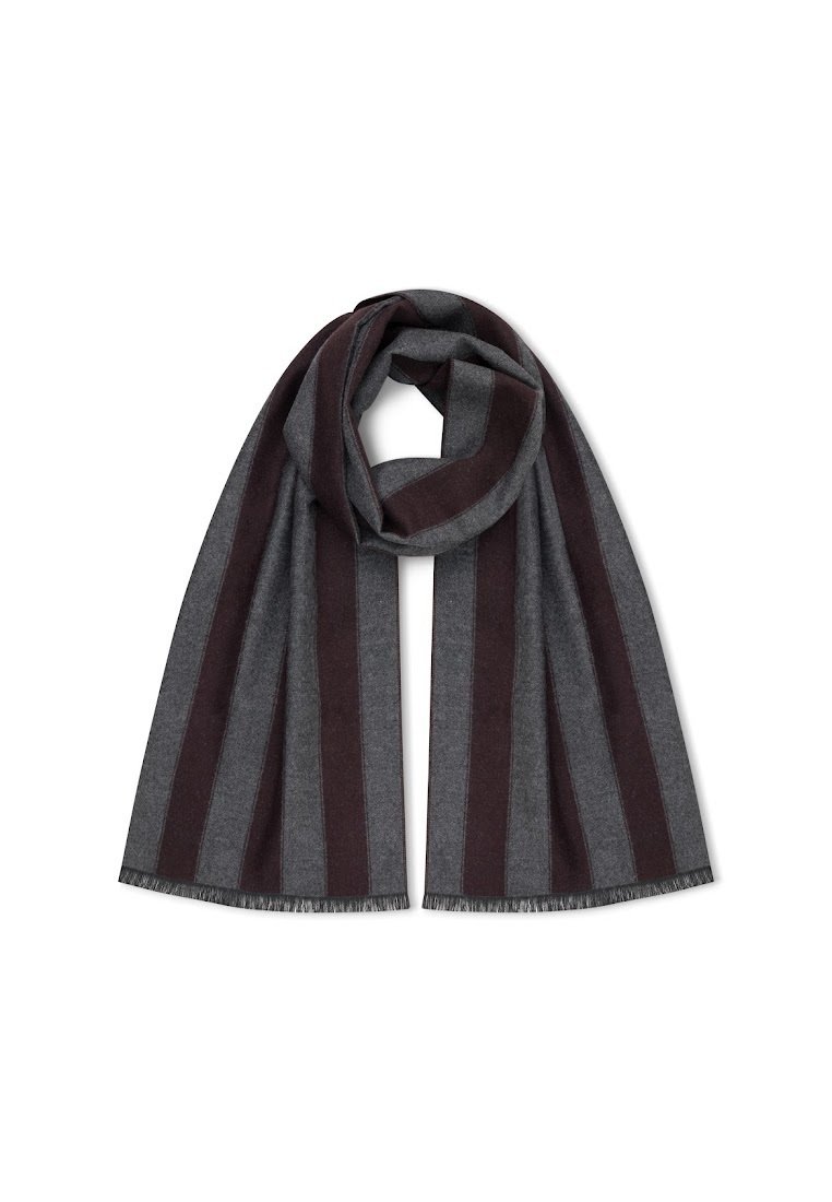 Wełniany szalik w szerokie ciemno burgundowe i szare paski, o miękkiej teksturze i frędzlach na brzegach dla lepszego wykończenia.