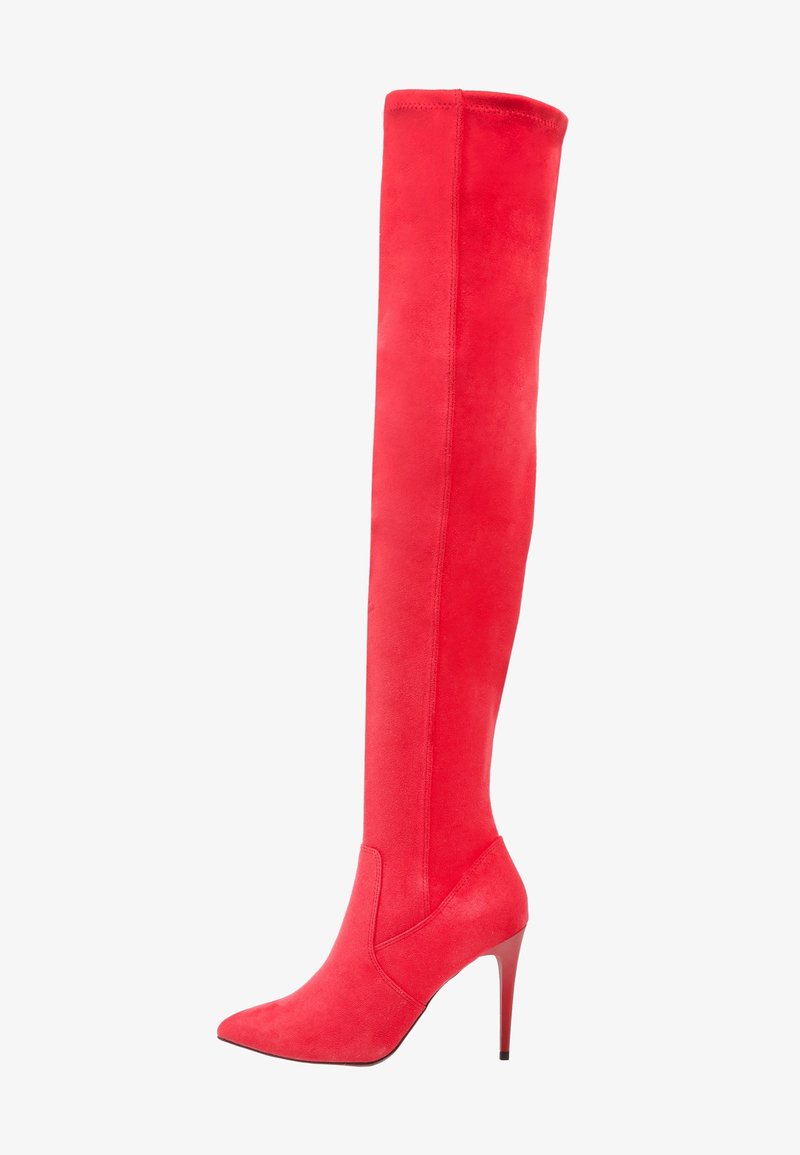 Røde lårhøje støvler lavet af glat ruskind, med spids toe og en høj stiletthæl for et strømlinet design.