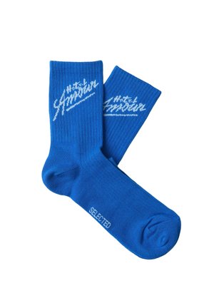 Kék, középvádliig érő zokni bordázott szegéllyel, fehér "Hotel Ambor" felirattal a szegélyeken és "SELECTED" felirattal a lábujjak közelében.