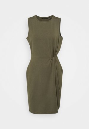 Olijfgroene mouwloze jurk met een ronde halslijn, een geknoopt detail in de taille en een gladde stoftextuur. Minimalistisch ontwerp zonder patronen.