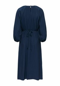 Robe midi bleu marine à manches longues avec ceinture froncée à la taille, fermeture au dos en forme de trou de serrure, et manches bouffantes en tissu texturé.