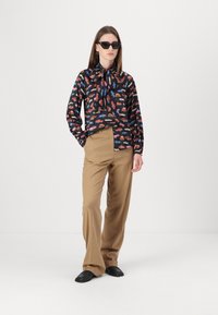 HUGO HULANA - Chinos tipa bikses - open brown