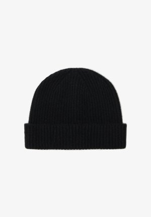 Cappello berretto nero lavorato a maglia, con una texture a coste e un risvolto. Realizzato in morbida lana, è arrotondato sulla parte superiore.