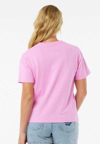 Roze katoenen t-shirt met korte mouwen en een ronde hals, met een rechte snit. Draag het met denim korte broek voor een casual stijl.