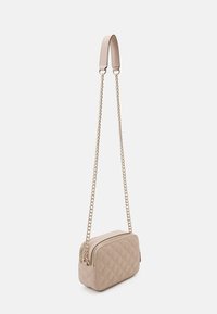 Borsa a tracolla trapuntata beige in pelle, con tracolla a catena dorata e chiusura con zip. Forma rettangolare compatta con superficie testurizzata.