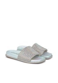 Chanclas deslizantes adornadas con cristales brillantes, con suela plana y tira ancha, que cuentan con una plantilla suave de color azul claro y una superficie brillante.