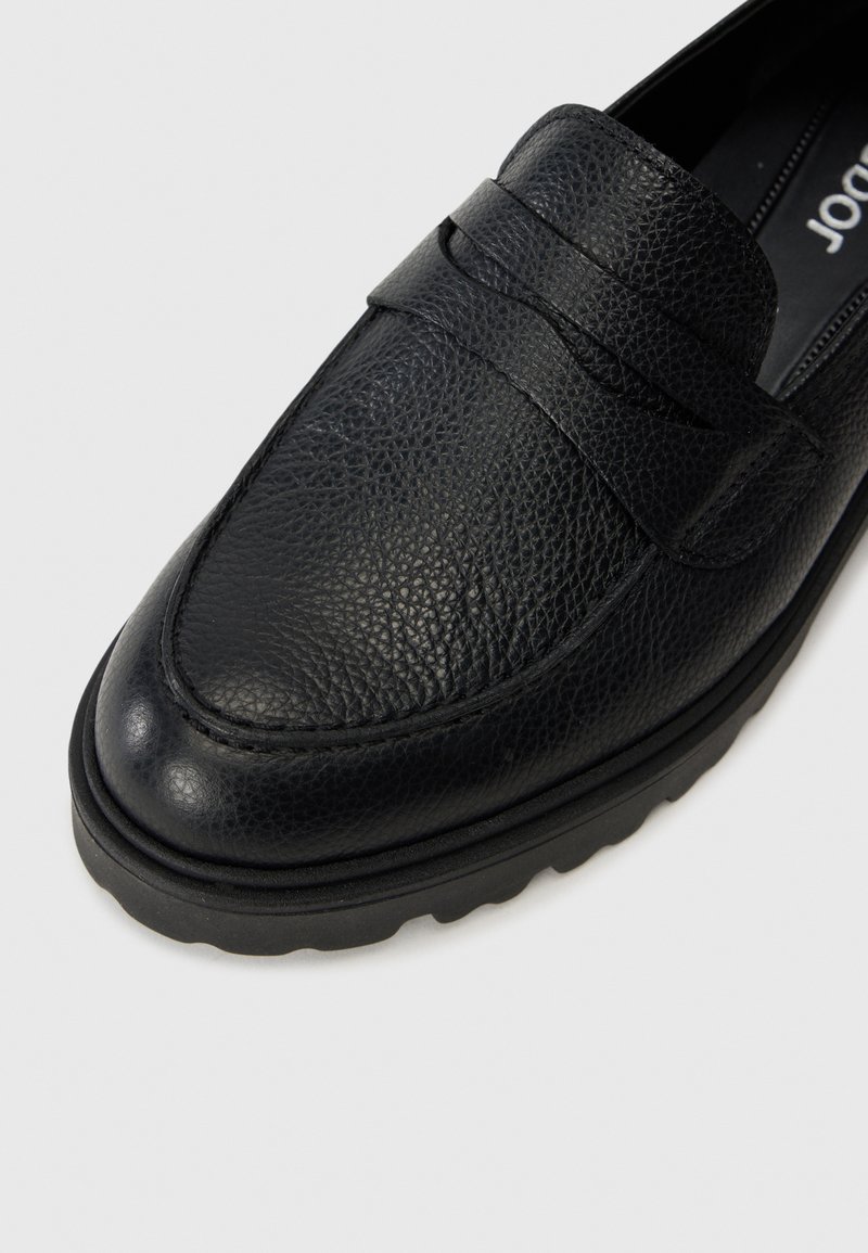 Schwarze Lederloafers mit strukturiertem Finish, ausgestattet mit einem erhöhten Band an der Vorderseite, abgerundeter Zehenform und strapazierfähiger Gummisohle.